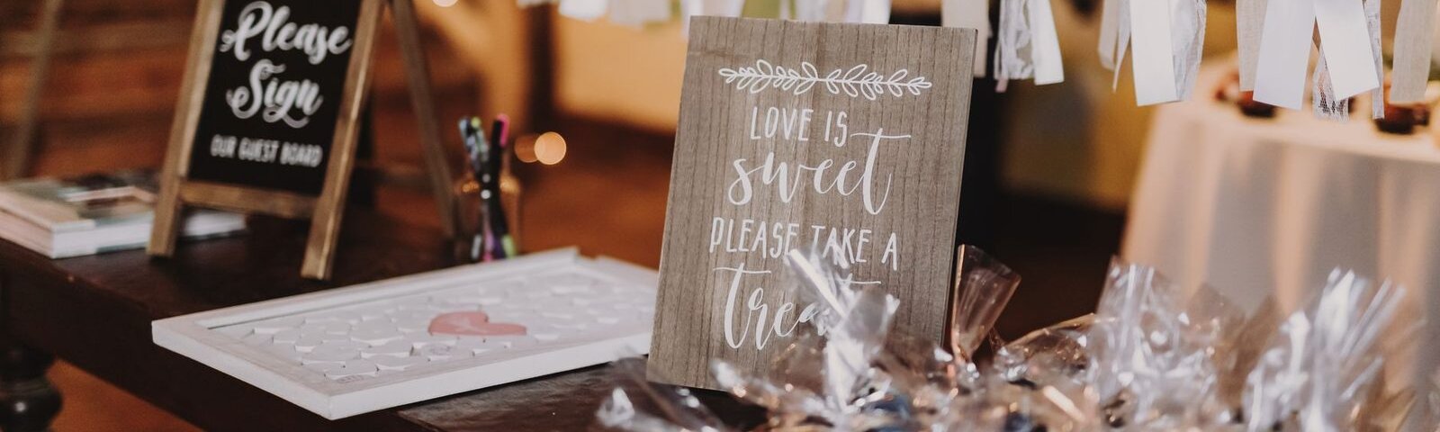 Gästebuch mit Stiften auf einem geschmückten Hochzeitstisch