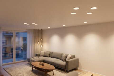 Moderne Decke mit mehreren eingebauten GU10 Einbaustrahlern im Wohnzimmer